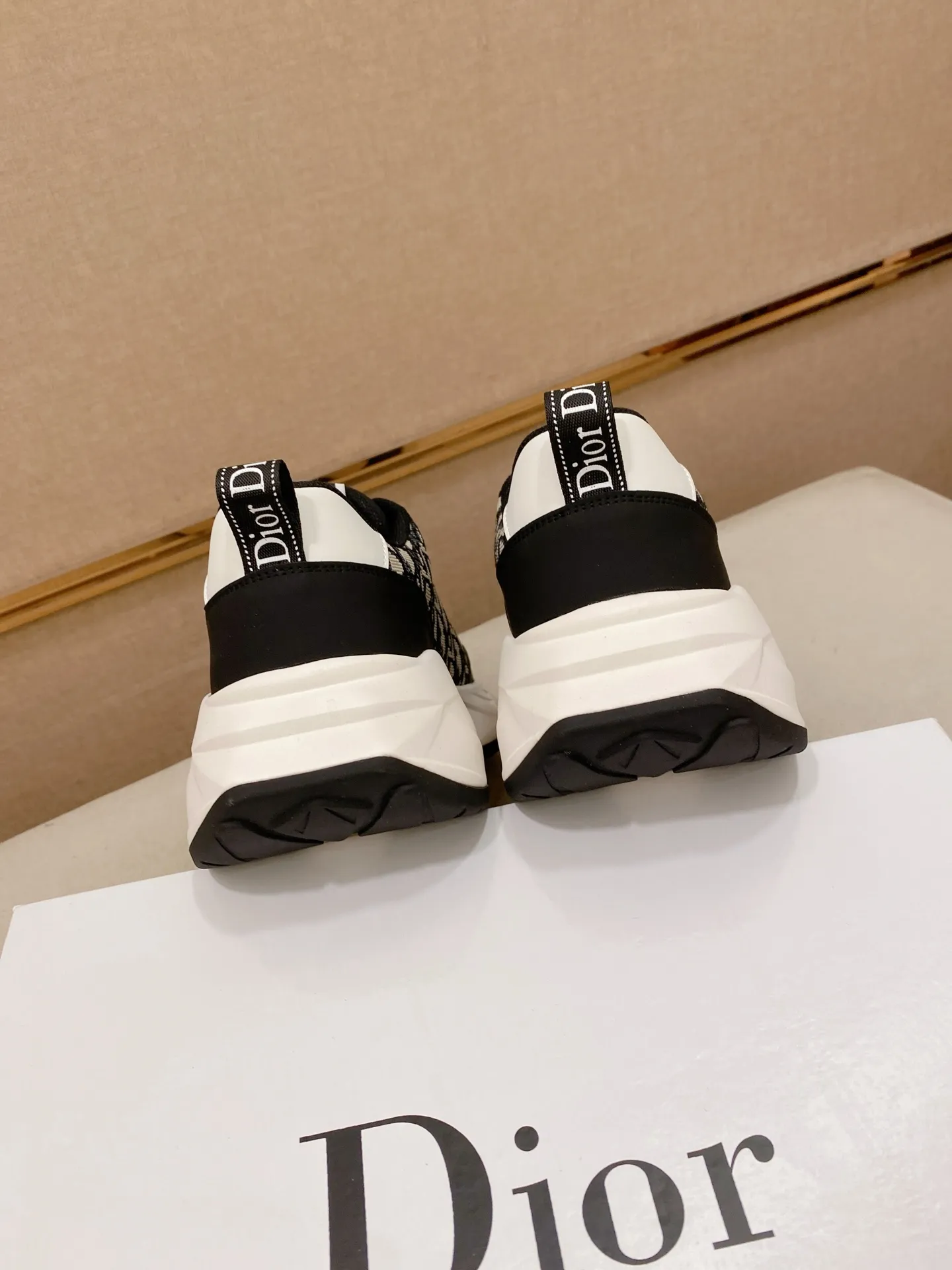 Factory price: 442💰[Dior·Dior] New casual sports style men's shoes, new spring and summer design, perfect workmanship, lace-up lazy style to create wardrobe quality, upper: imported first-layer cowhide, sheepskin lining is soft and comfortable, ultra-light TPU wear-resistant outsole, simple, versatile fashion men's shoes, excellent color code number 38--44. Can be customized for 45 non-refundable!